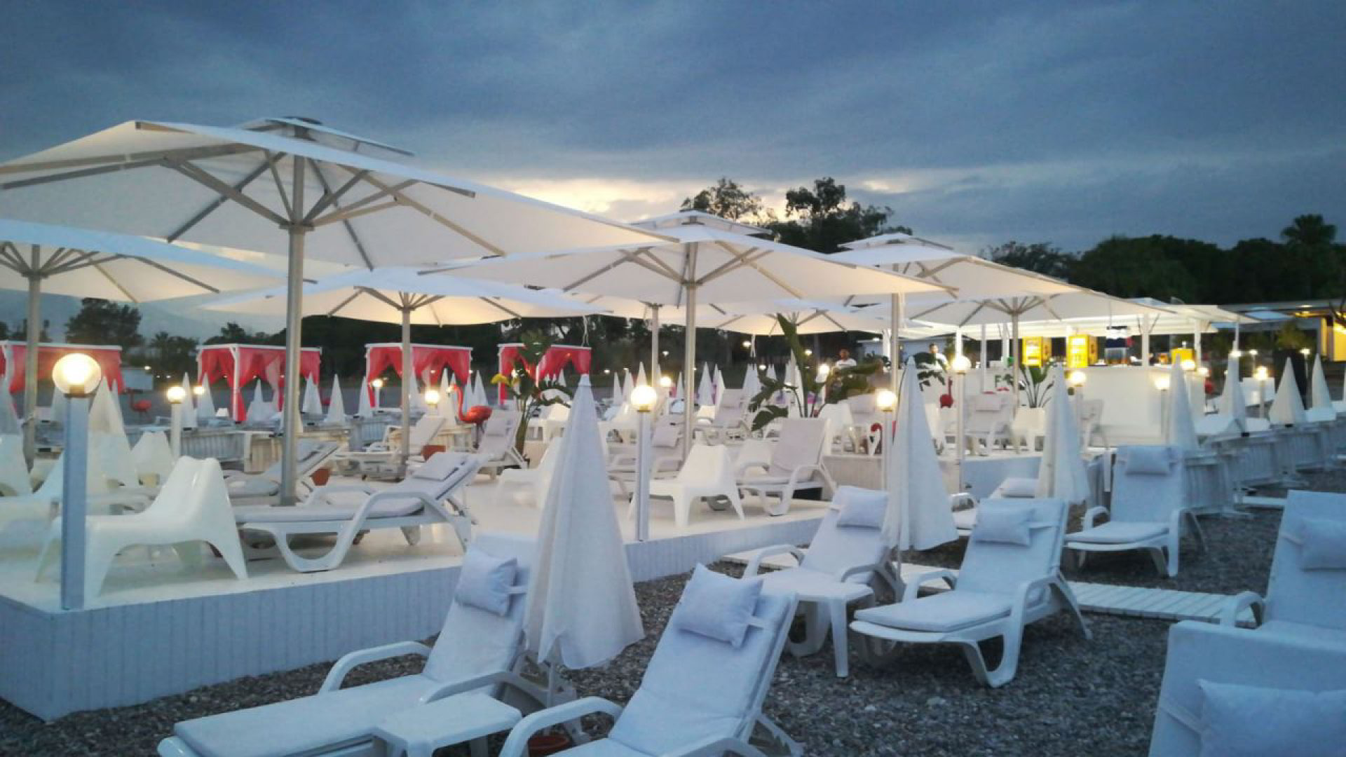 Großschirm auf einer Gastronomieterrasse