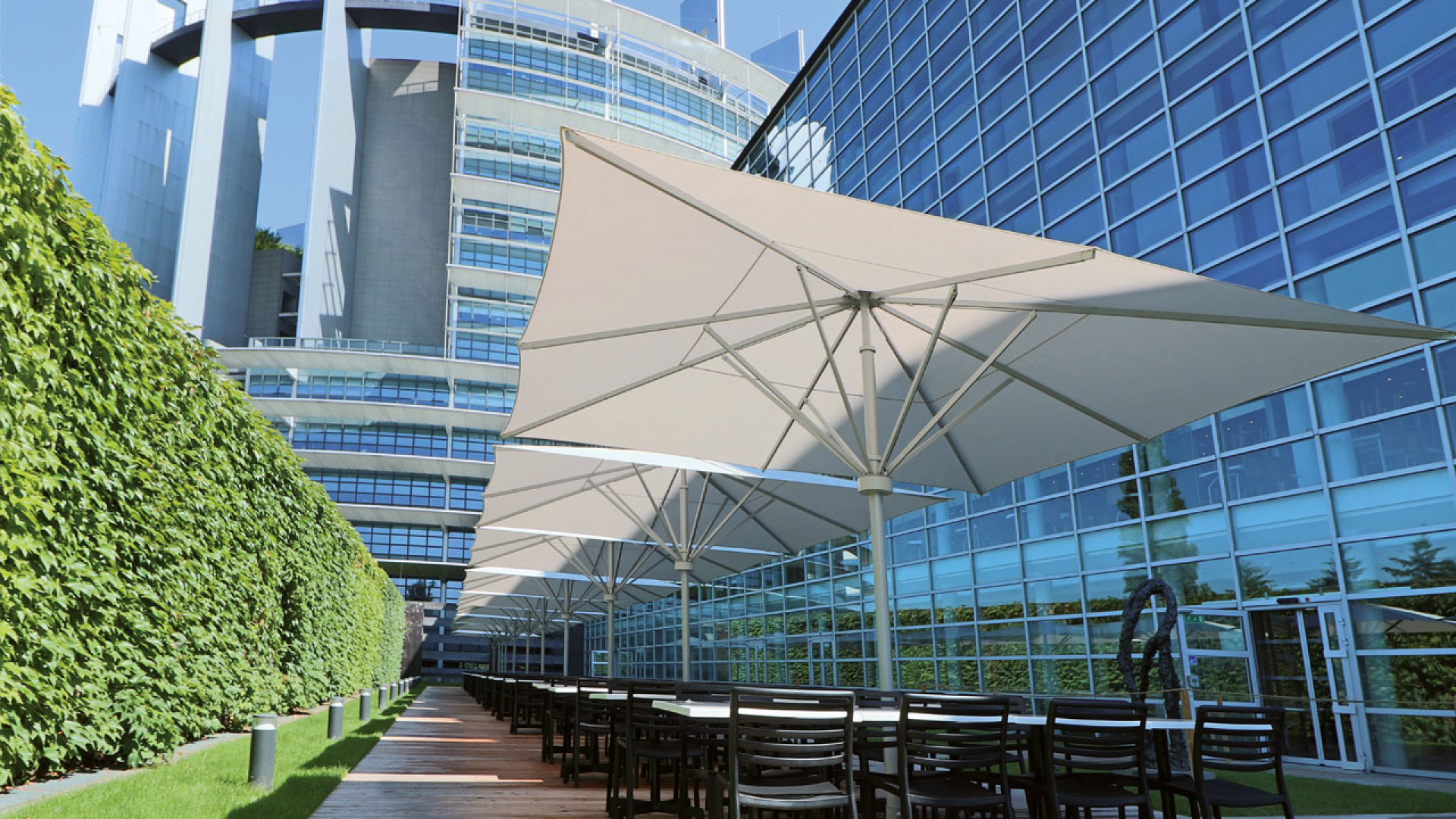 Großer Sonnenschirm über einer Terrasse