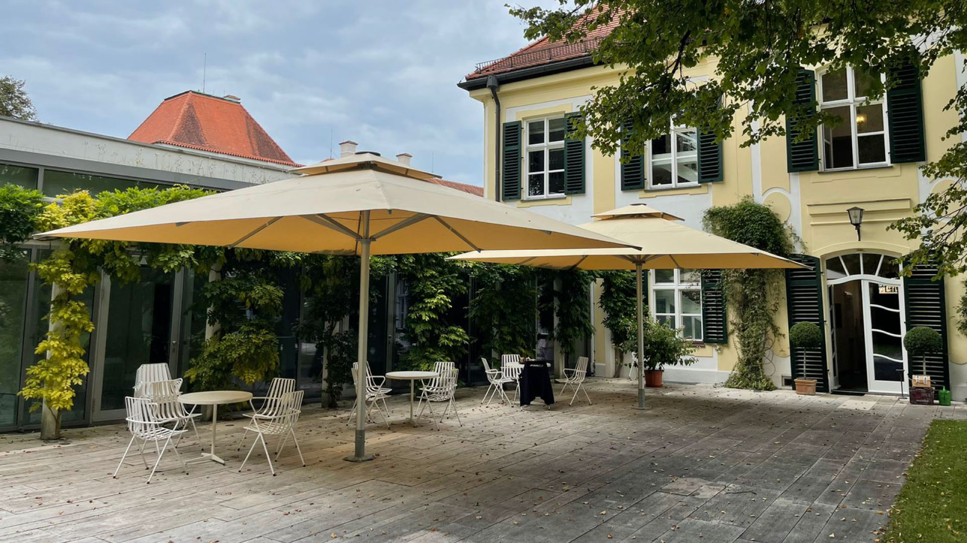 Sonnenschirme auf einer Hotelterrasse