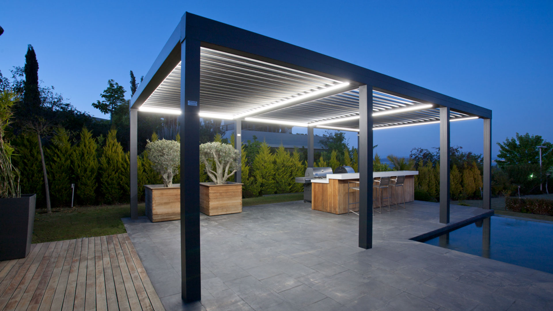 Pergola mit Lamellendach am Haus