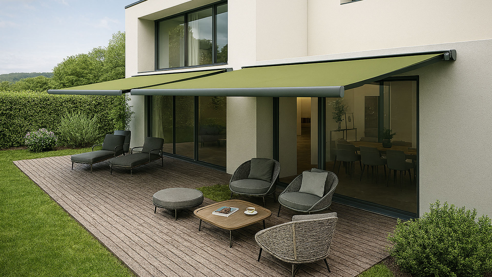 Ausgefahrene Kassettenmarkise mit grünem Tuch über einer Terrasse mit Holzdeck