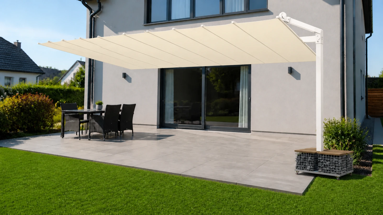 Freistehende Markise mit cremefarbenem Tuch über der Terrasse eines Einfamilienhauses