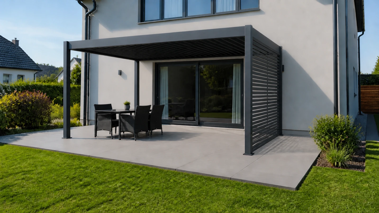 Pergola Classic mit horizontaler Lamellenwand in Anthrazit