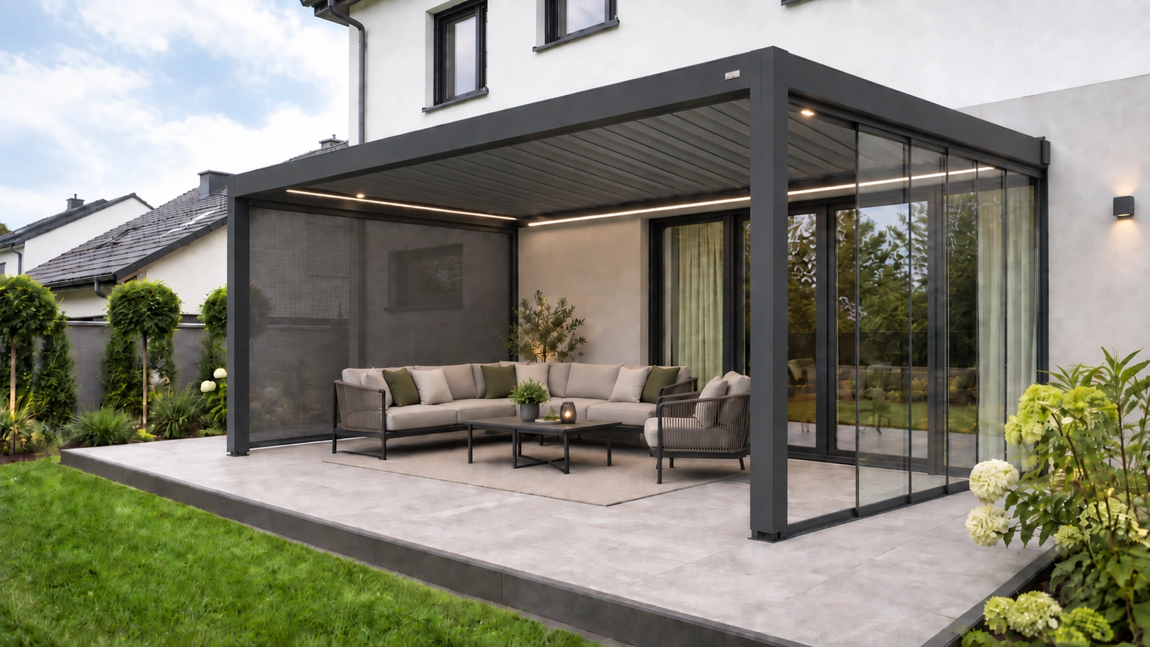 Pergola mit Lamellendach, Screen und Glasschiebewand an einem Wohnhaus