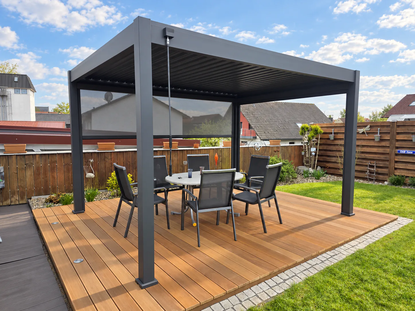 Freistehende Pergola Classic in Anthrazit auf einem Holzdeck