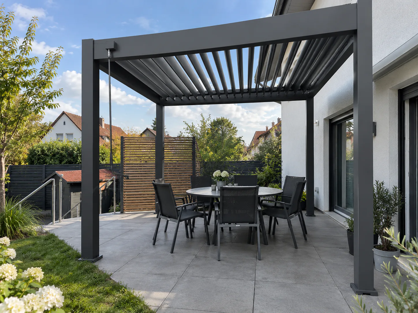 Pergola Classic mit geöffneten Lamellen über einem Esstisch für sechs Personen