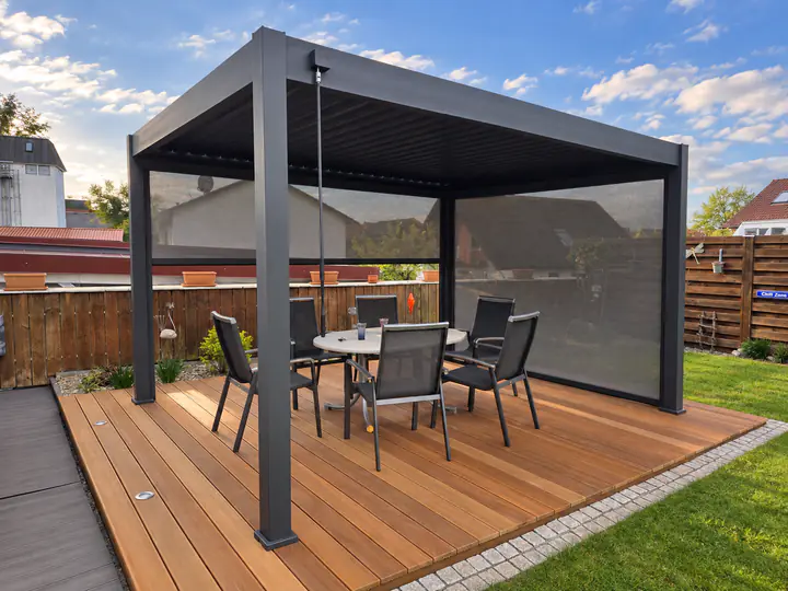Freistehende Pergola Classic in Anthrazit mit geschlossenem Seitenscreen