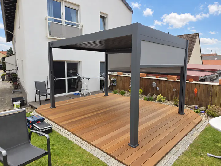 Freistehende Pergola Classic mit Sonnenschutz im Garten