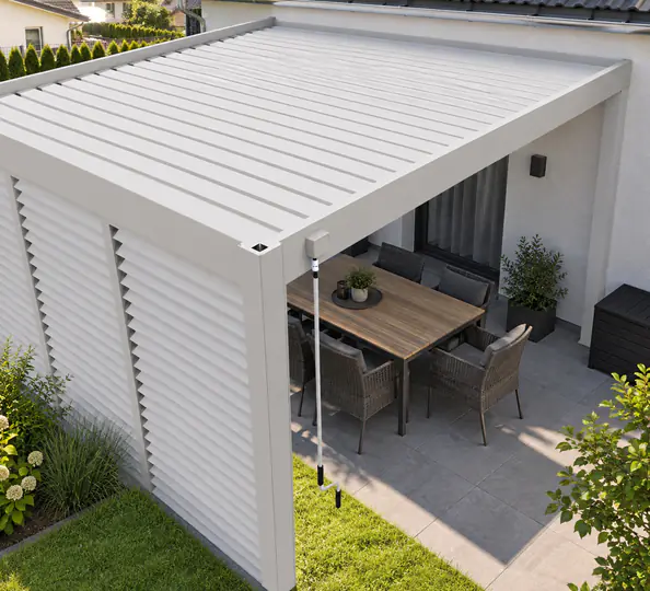 Weiße Pergola Classic mit geschlossener Lamellenwand