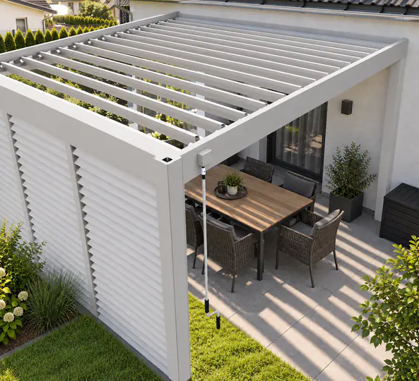 Weiße Pergola Classic mit teilweise geöffneter Lamellenwand