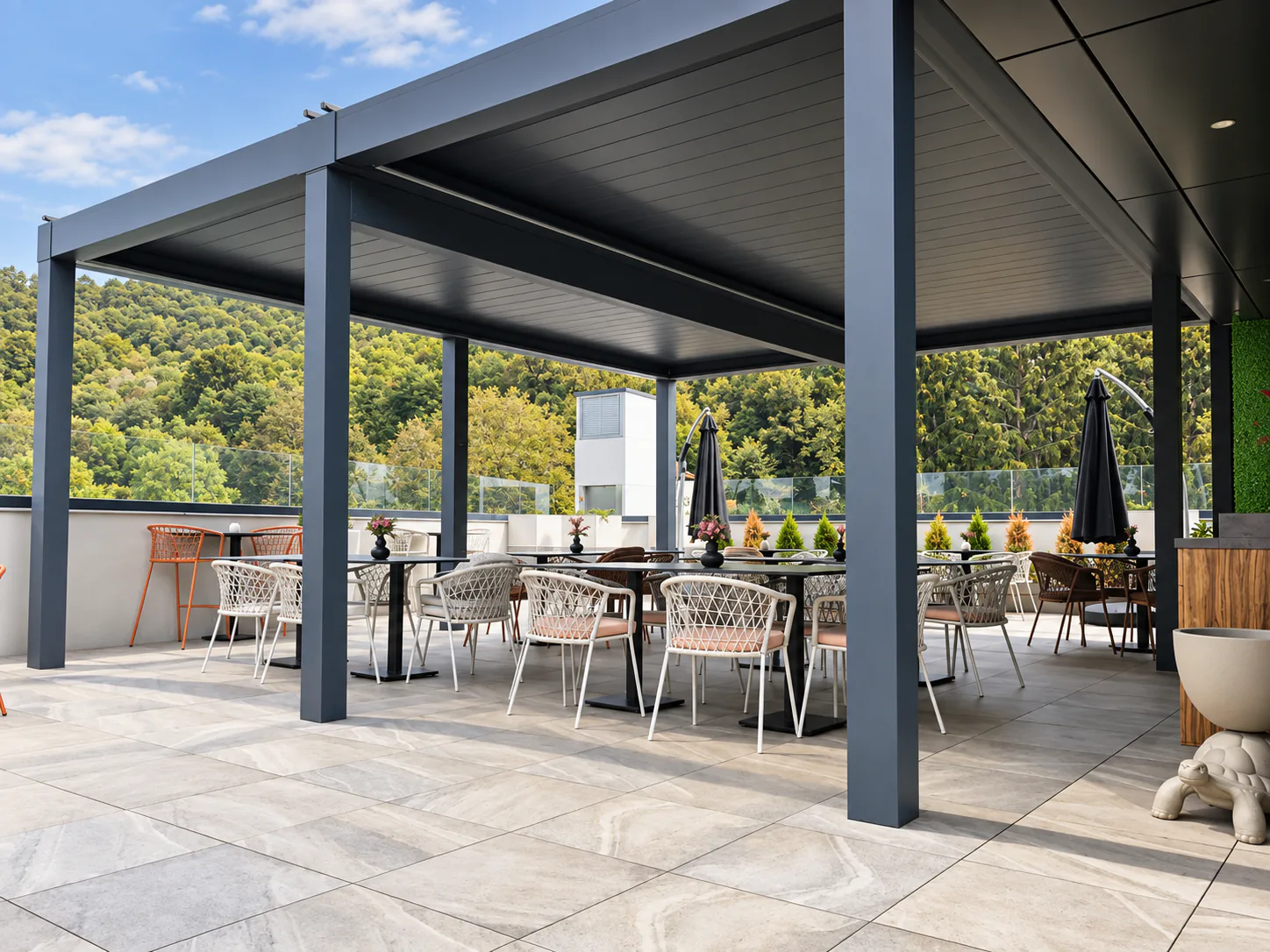 Lamellendach als Doppelmodul über einer großen Terrasse