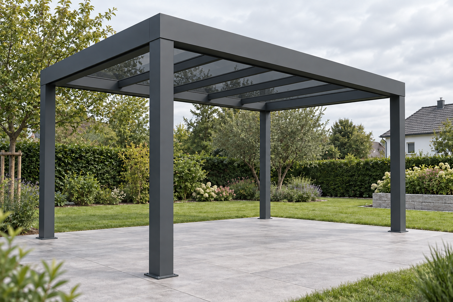 Freistehende Terrassenüberdachung mit getöntem Glasdach im Garten