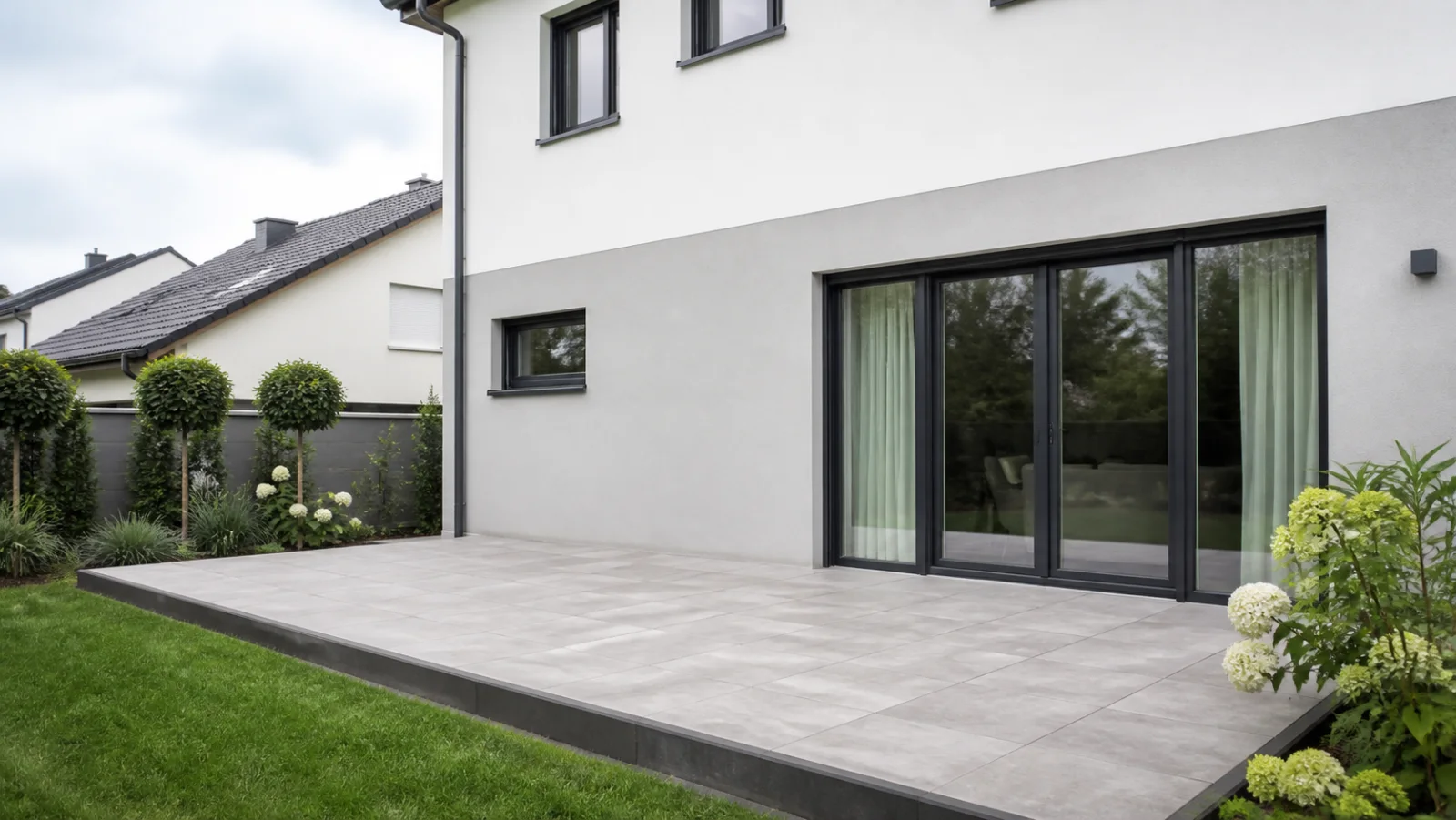 Hausterrasse ohne Lamellenpergola